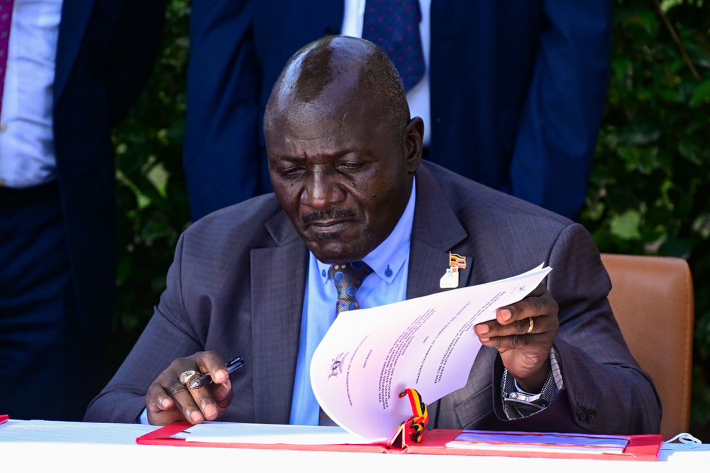 I witnessed the signing of a Memorandum of Understanding between Uganda and the Sharjah Chamber of Commerce led by their Chairman, H.E Abdallah Sultan Al Owais for the construction of Kidepo International Airport in Karamoja. This MoU is a sign of the deepening relations with our Gulf partners and another opportunity to cooperate in investment and trade.