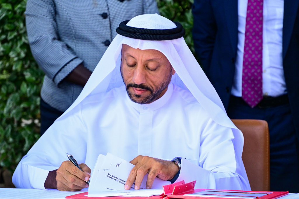 I witnessed the signing of a Memorandum of Understanding between Uganda and the Sharjah Chamber of Commerce led by their Chairman, H.E Abdallah Sultan Al Owais  for the construction of Kidepo International Airport in Karamoja. This MoU is a sign of the deepening relations with our Gulf partners and another opportunity to cooperate in investment and trade.