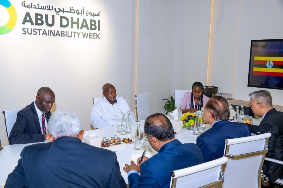 Strengthening Ties at A Meeting with Malaysia's Prime Minister at Abu Dhabi Sustainability Week